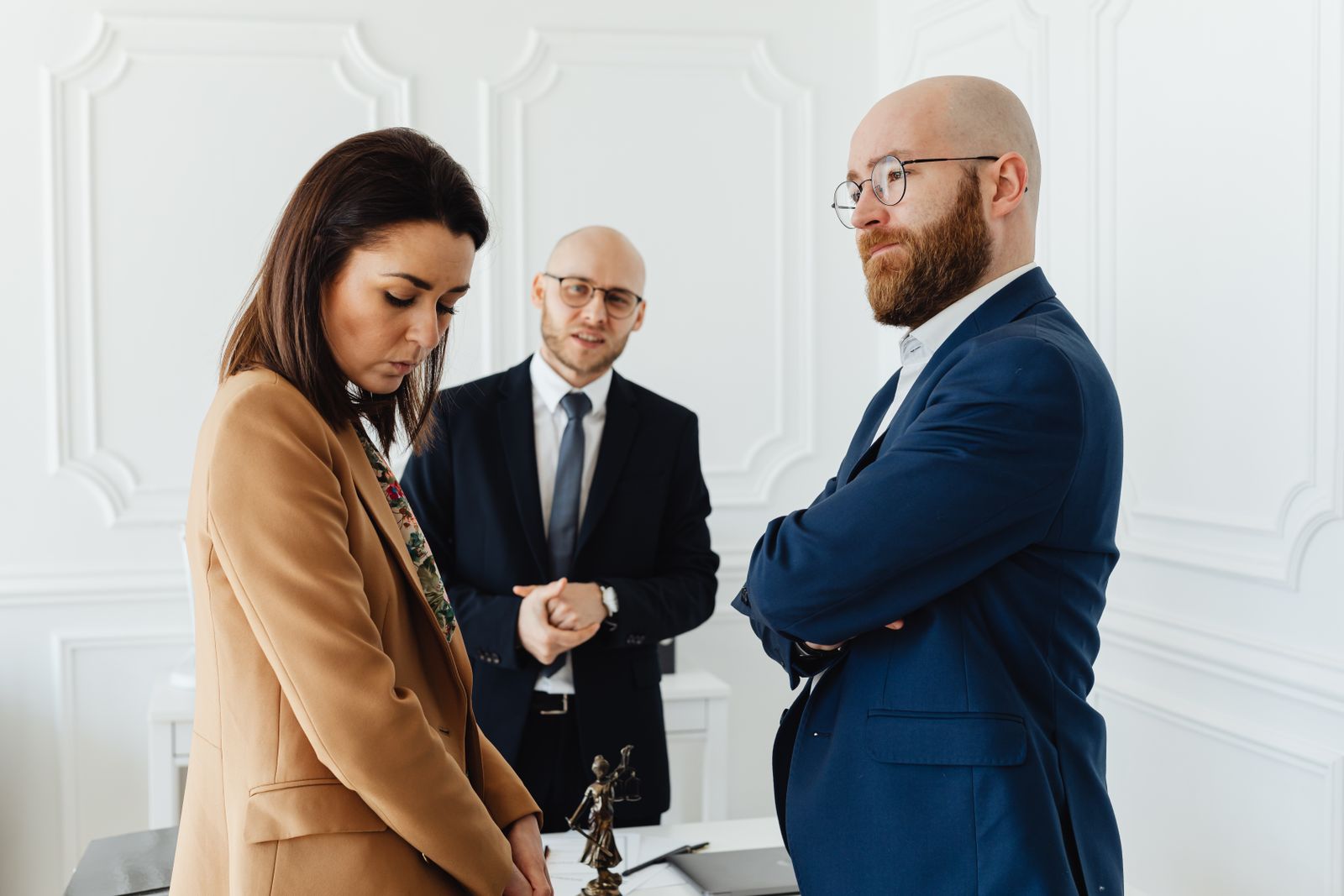 Avocats discutant d'une affaire à l'intérieur avec des clients en tenue de bureau formelle.